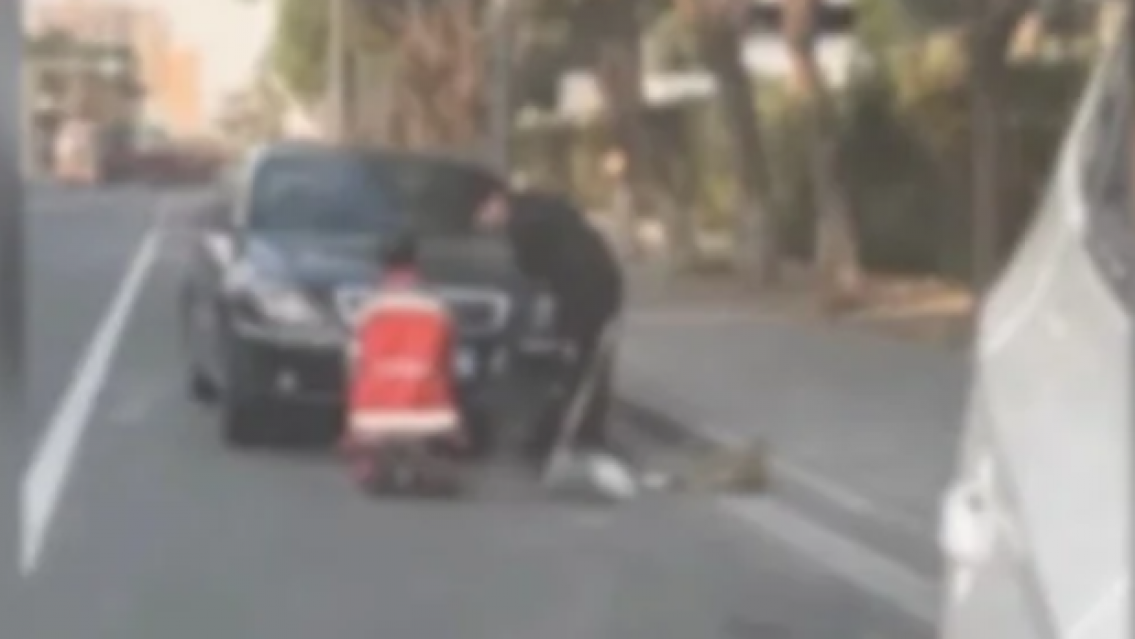 Un anciano barrendero fue obligado a arrodillarse por ensuciar un coche