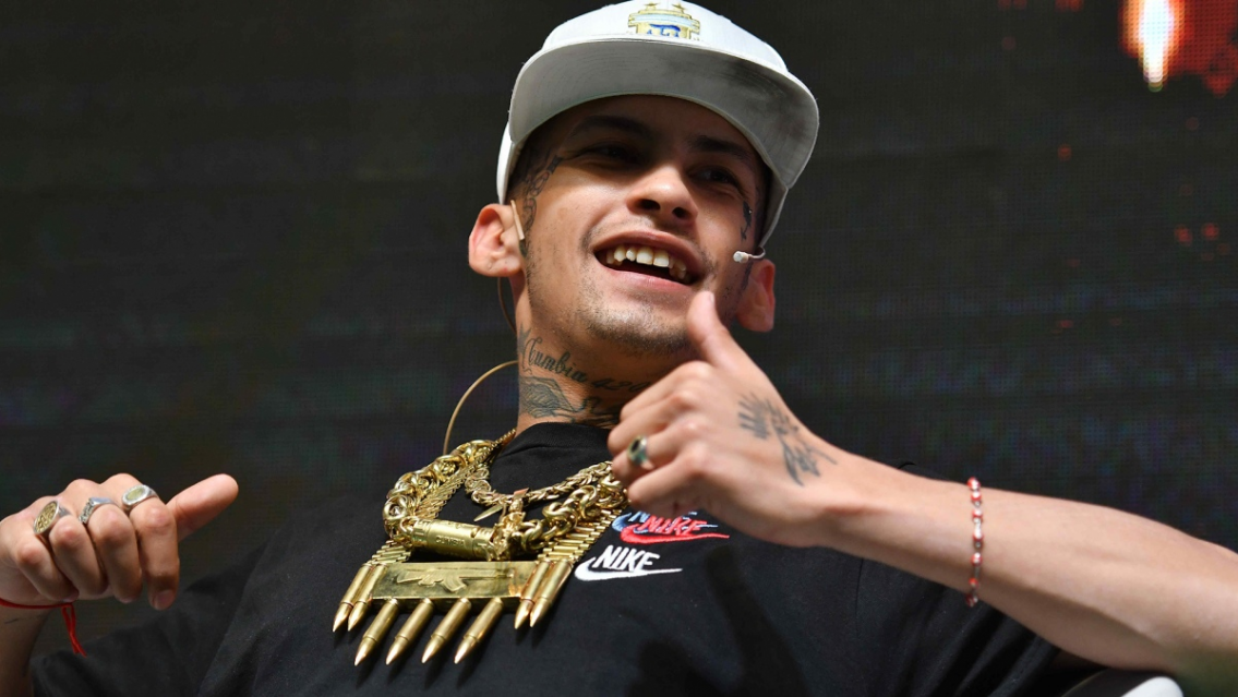 Ojo por ojo, capturaron a L-Gante entrando a un hotel con una morocha despampanante