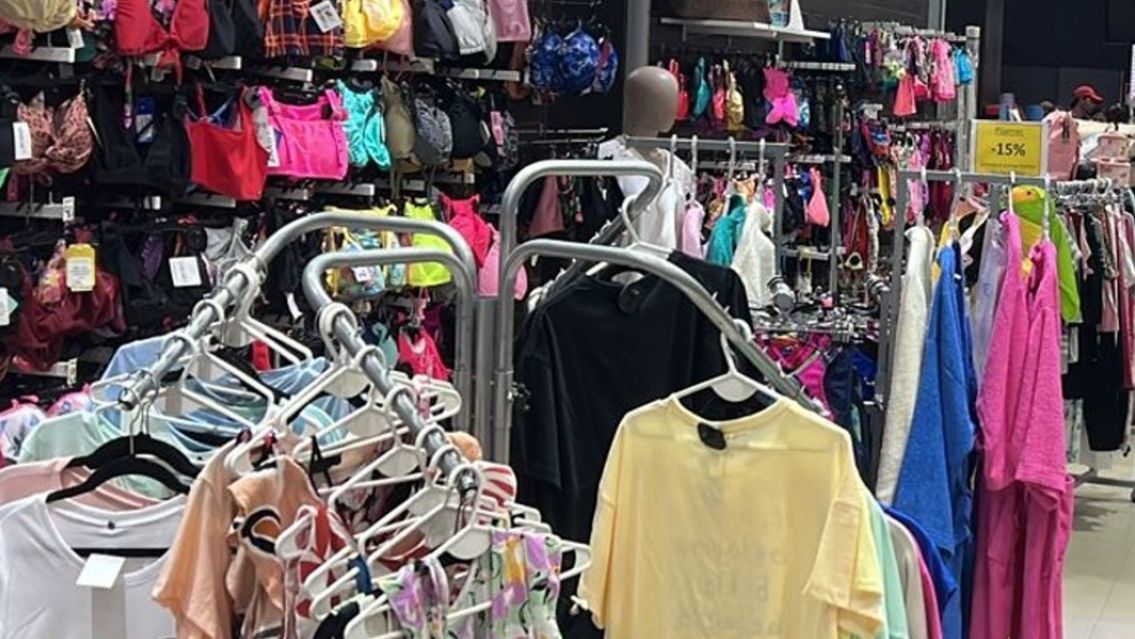 Ropa de buena calidad y a buen precio: local se volvió loco con las ofertas