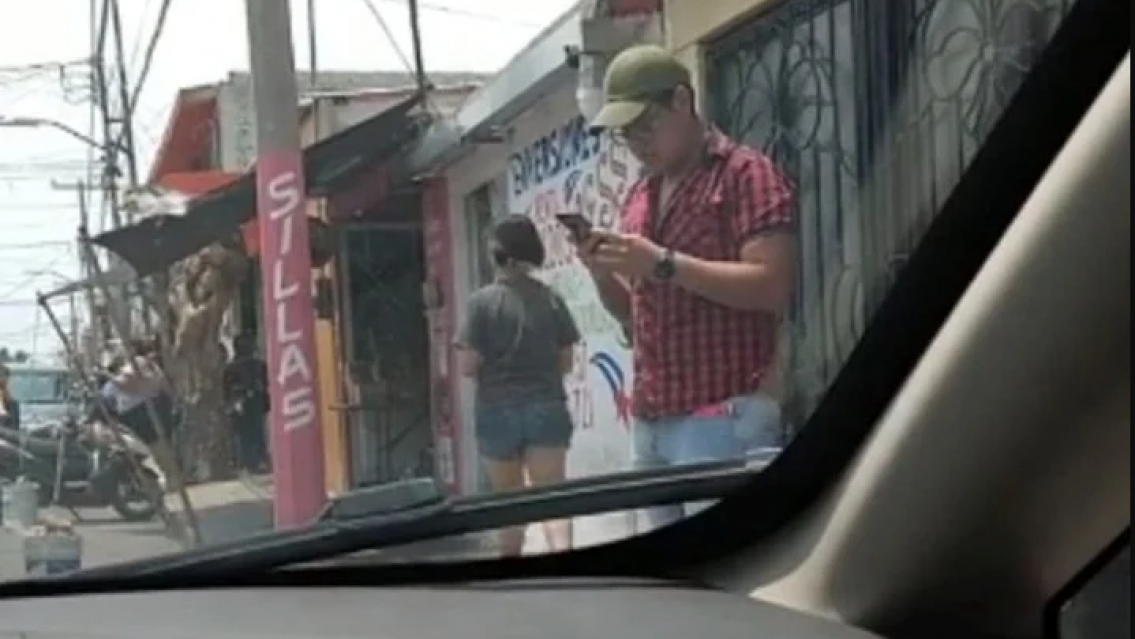 Baj� del auto para escuchar un audio de su amante, dej� encendido el Bluetooth y su jermu escuch�