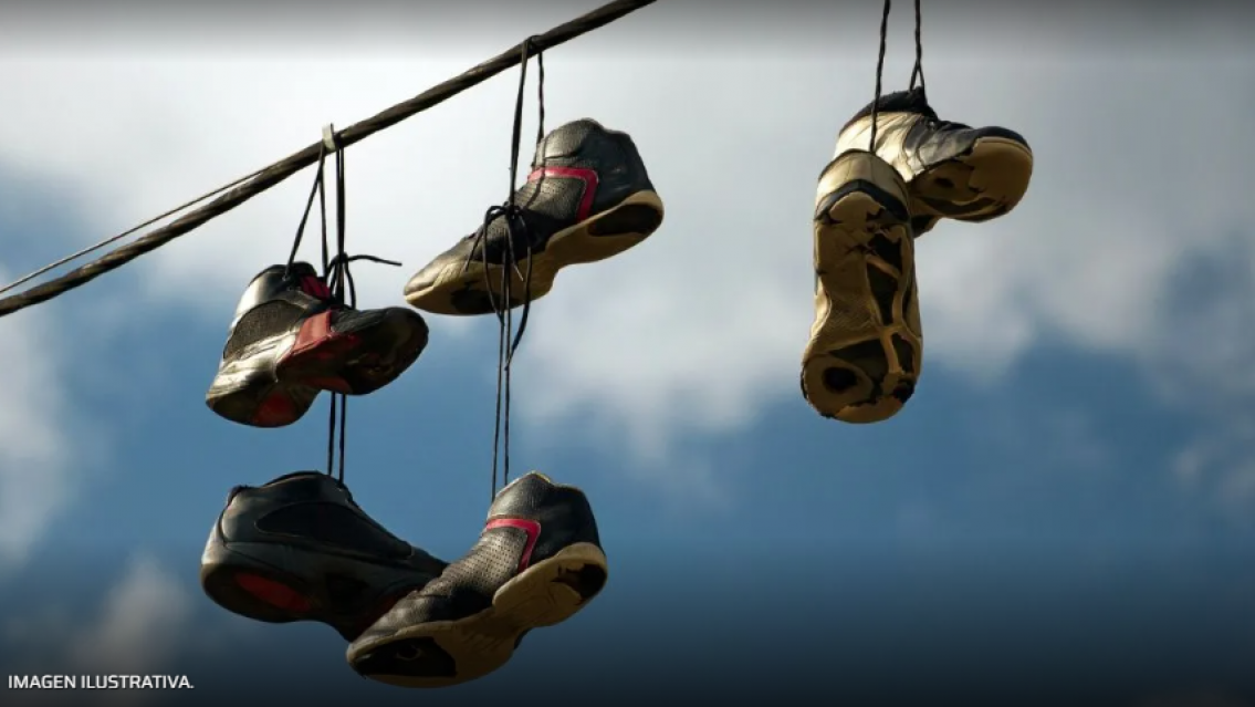 Qu� significan las zapatillas colgadas en los cables de luz