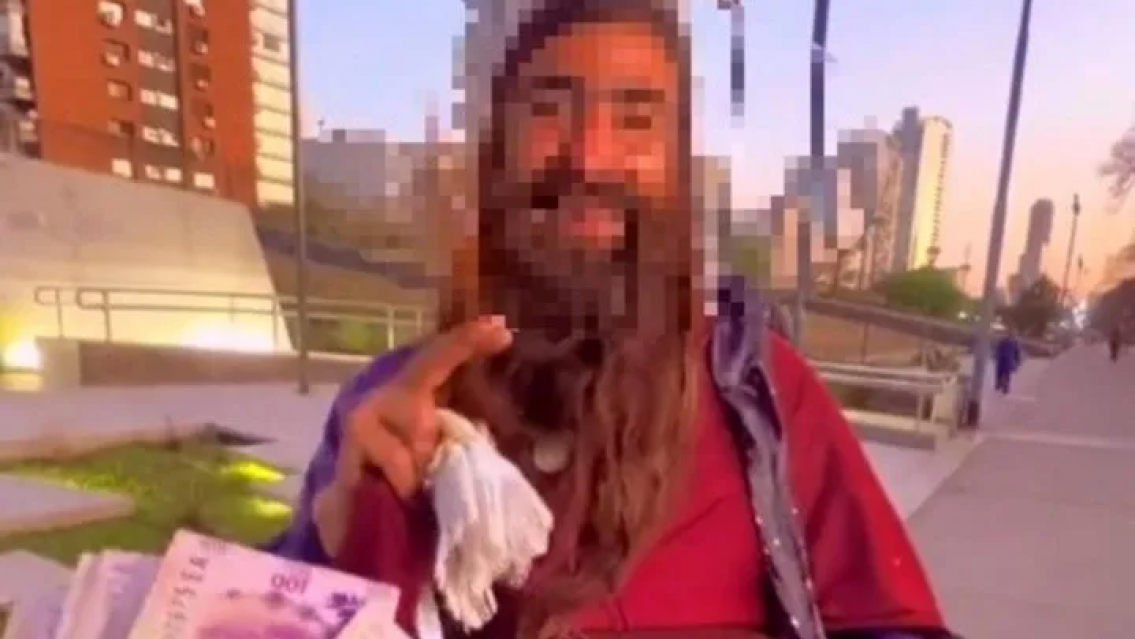 �Y este chanta? Las ataba y las hac�a... Se hace pasar por "Jes�s" pero es alto viol�n y maltratador 