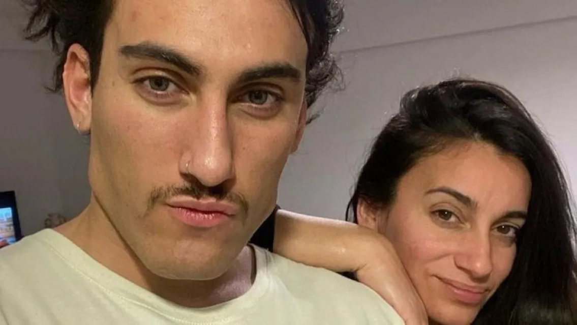 Les lleg� la fama, la mam� de Tom�s Holder est� en pareja con un reconocido conductor