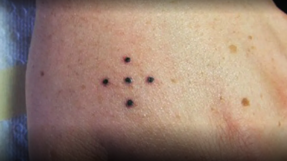 Qué significan los tatuajes de cinco puntos en las manos que generan intriga