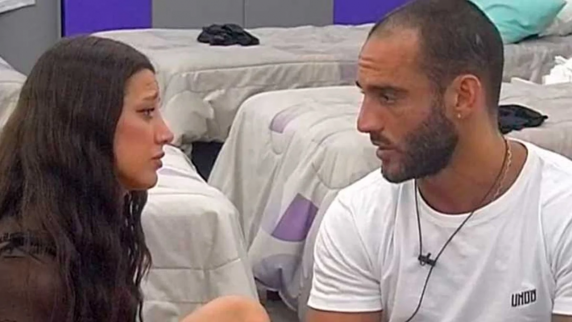 Juliana está nominada y Maxi se quiere alejar. Peligra la primera parejita que se formó en Gran Hermano