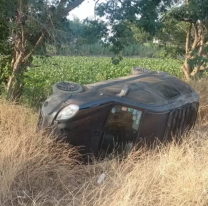 Juje&ntilde;o qued&oacute; clavado con su auto en una zanja y lo abandon&oacute;