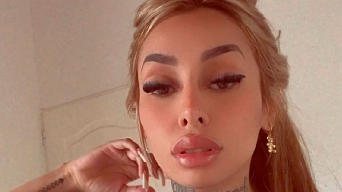 "Pegate un ba�o antes de..." Fuerte cruce de Tamara B�ez en las redes sociales