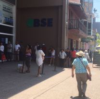 Bajo el sol y a la intemperie: así sufren los jubilados en el Banco Santiago del Estero