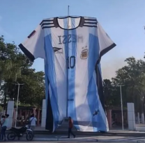 Una jujeña hizo la camiseta Argentina más grande del mundo