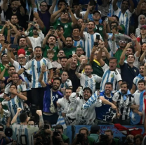Le sacaron una foto con Messi: un detalle en la bandera emocionó a todos