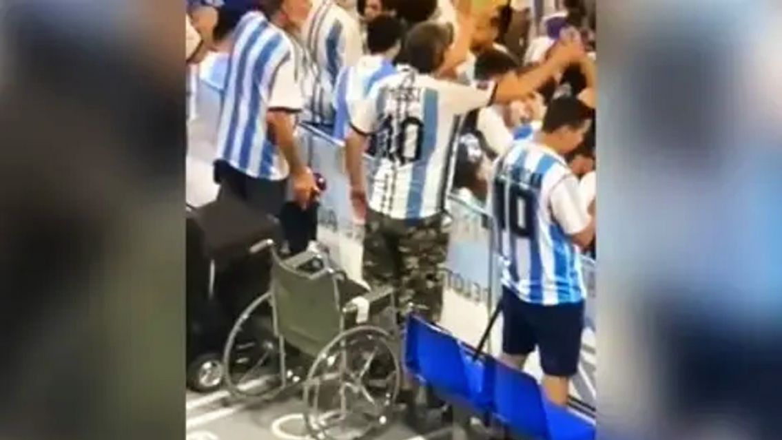 "Milagro en Qatar": fueron en silla de ruedas a ver a la Argentina y terminaron alentando de pie