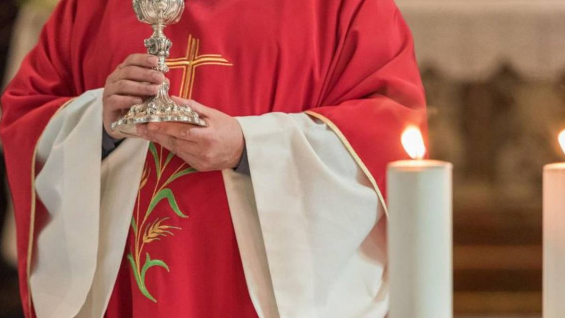 Extorsionan a un cura con fotos y videos comprometedores: "Se lo ve..."