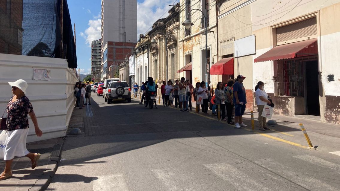 Bronca por las demoras de Tarjeta Naranja: "La estrategia es cansar a la gente"
