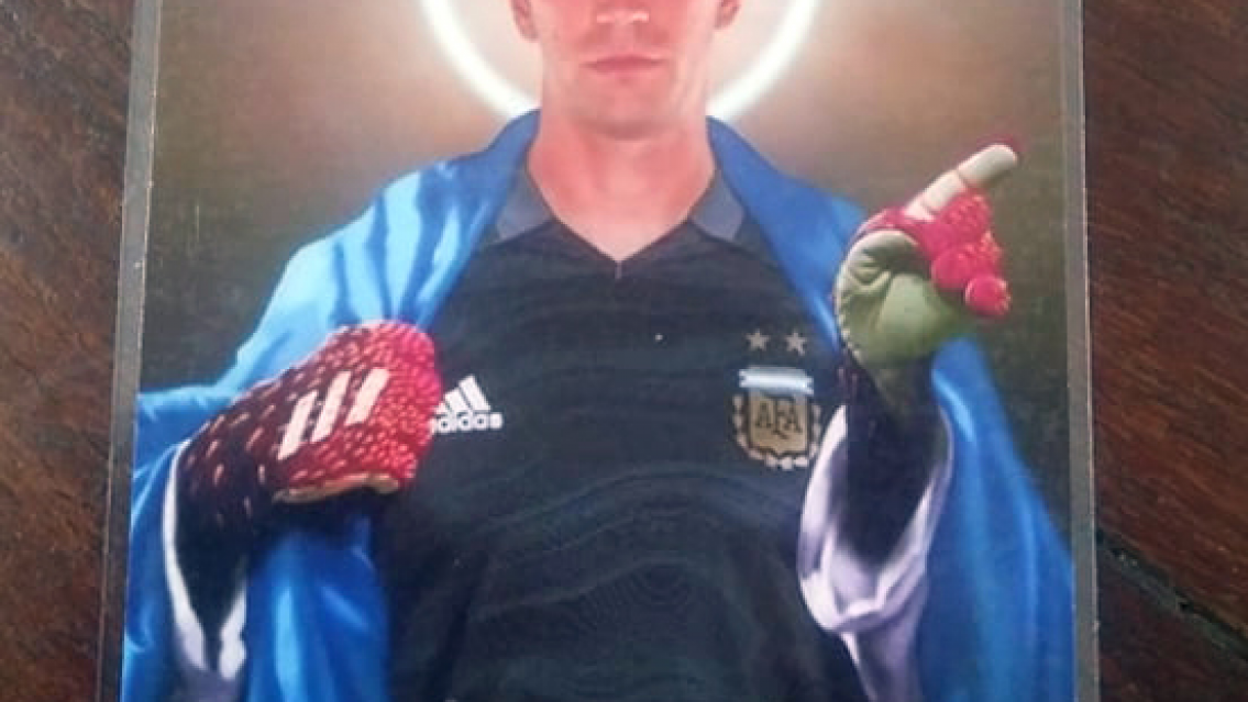 ¡INCREÍBLE! Convirtieron en un santuario la casa de Dibu Martínez en Mar del Plata