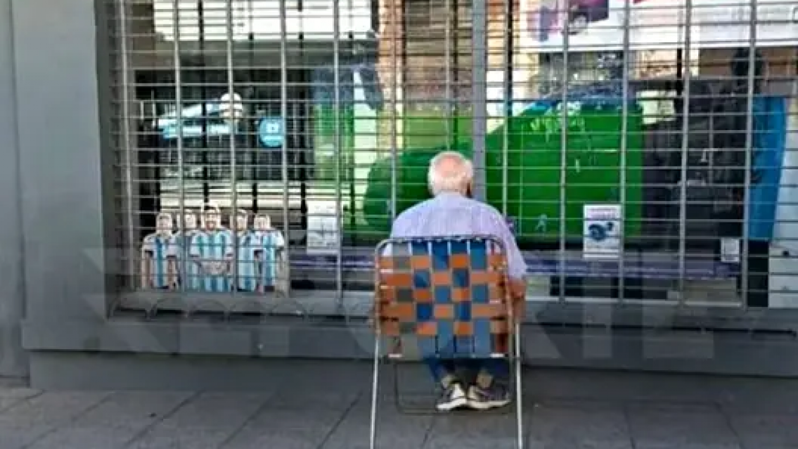 "Mientras no me echen"... La historia del abuelito que vio el partido de Argentina a trav�s de una vidriera