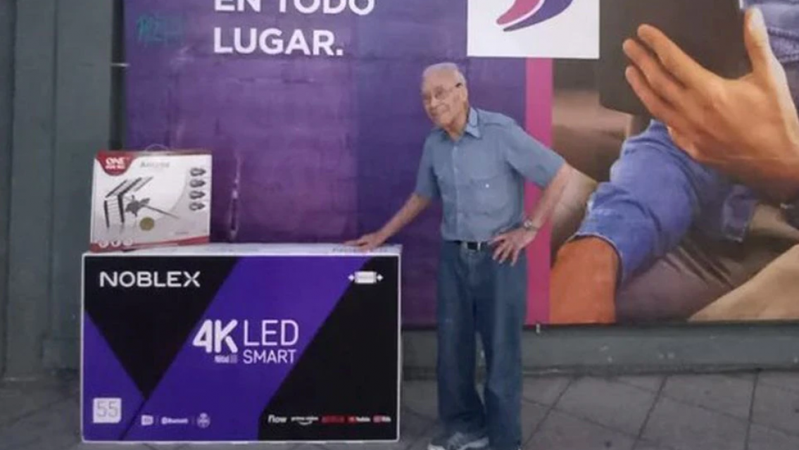 Todos por la Scaloneta: le regalaron un televisor al abuelo que vió el partido en la vidriera de un local