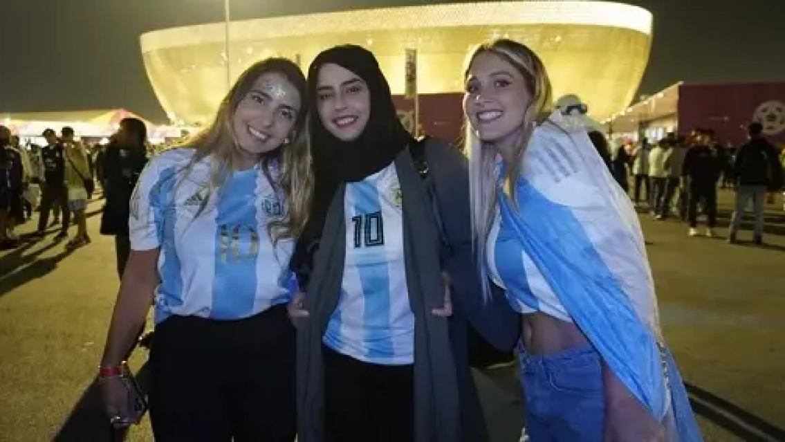 Furor por la celeste y blanca, mirá lo que hizo esta jequesa con dos chicas argentinas