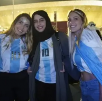 Furor por la celeste y blanca, mirá lo que hizo esta jequesa con dos chicas argentinas