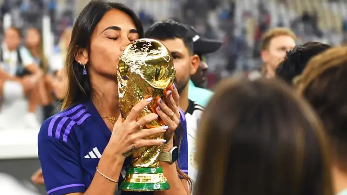 A los besos: Antonela y Messi rompieron el protocolo con la copa del mundo