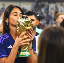 A los besos: Antonela y Messi rompieron el protocolo con la copa del mundo