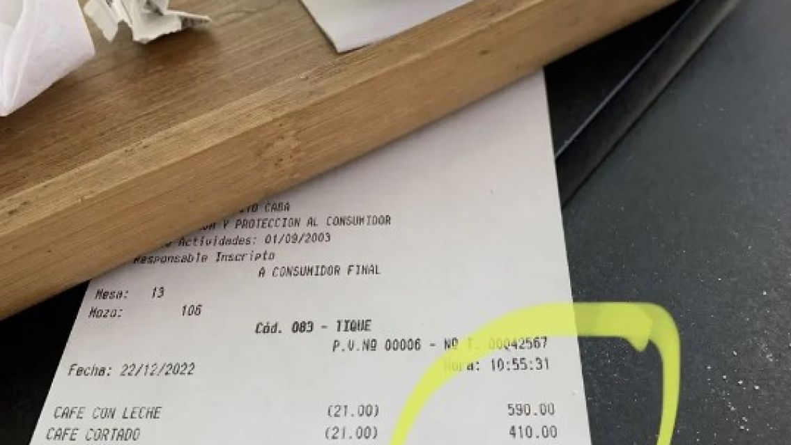 Famoso actor pag� fortuna por un caf�, se quej� y lo "mataron" en las redes