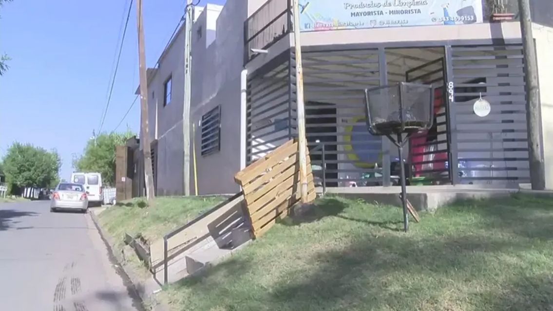 CONMOCI�N: Una nena de 12 a�os toc� un poste de luz y muri� electrocutada