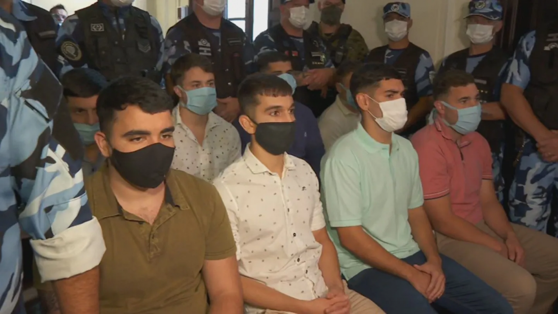 �Masajes? Repudiable actitud y sonrisas c�mplices de los rugbiers en el juicio por Fernando