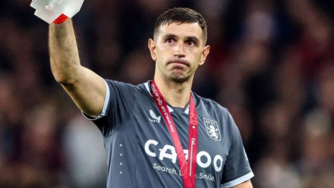 El Dibu Mart�nez volvi� a quedar en Inglaterra y fue ovacionado por todo el estadio