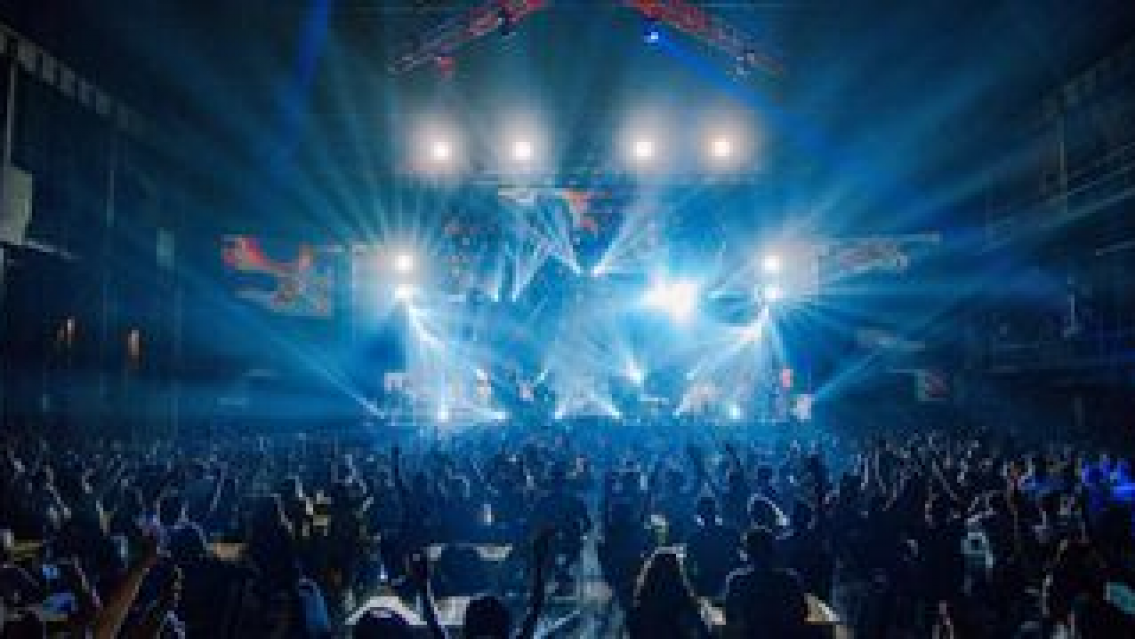 Cantante internacional mega famosa, acusada de abusar menores