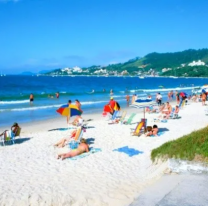 Alerta en Florianópolis por brote de diarrea en una playa muy concurrida por los argentinos