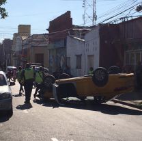 Un remis volcó en pleno centro de Jujuy: cuatro personas heridas