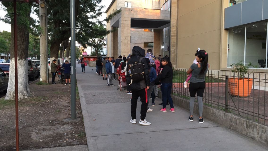 Madres juje�as duermen en la puerta del hospital para que atiendan a sus beb�s