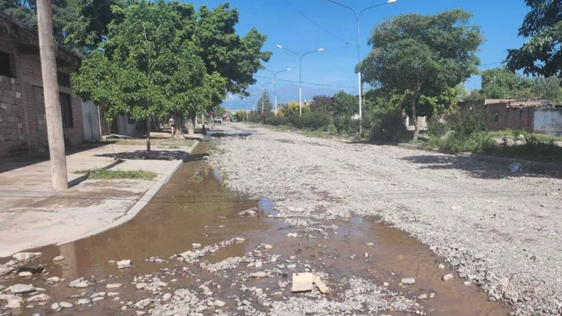 En Perico, una avenida se convierte en un río cada vez que llueve