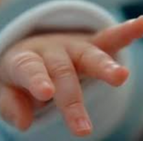 Un bebé de ocho días murió tras broncoaspirarse en un colectivo interurbano