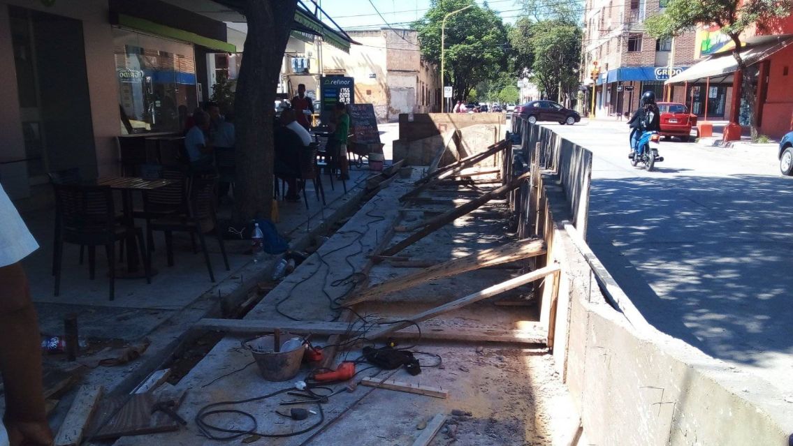 Confitería usurpó una calle en San Pedro y Bravo hace la vista gorda