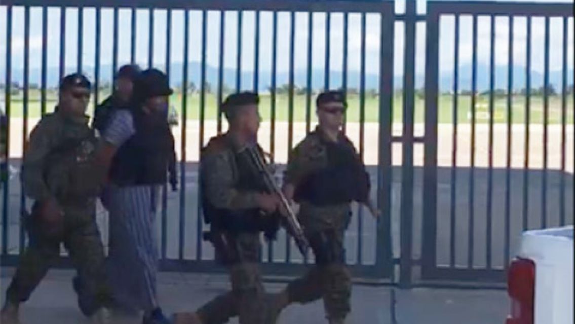 Vestido de qatarí, llegó el abogado jujeño detenido en pleno mundial