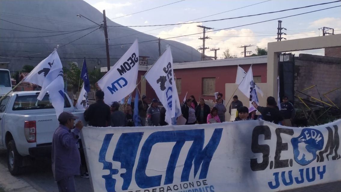 Municipales jujeños no cobraron su salario y protestan al costado de la ruta