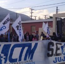 Municipales jujeños no cobraron su salario y protestan al costado de la ruta