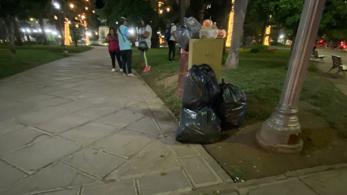 Piqueteros marcharon en Jujuy y al terminar limpiaron toda la plaza