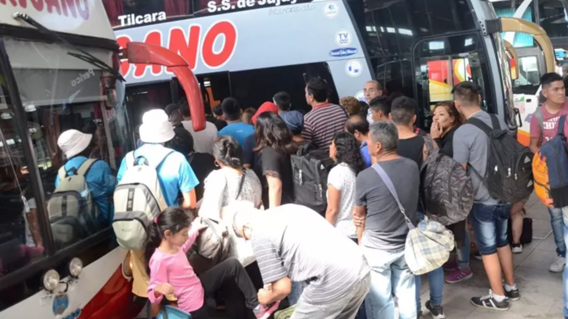 Todavía podés pirarte: cuánto cuesta viajar en cole a la Quebrada para carnavalear