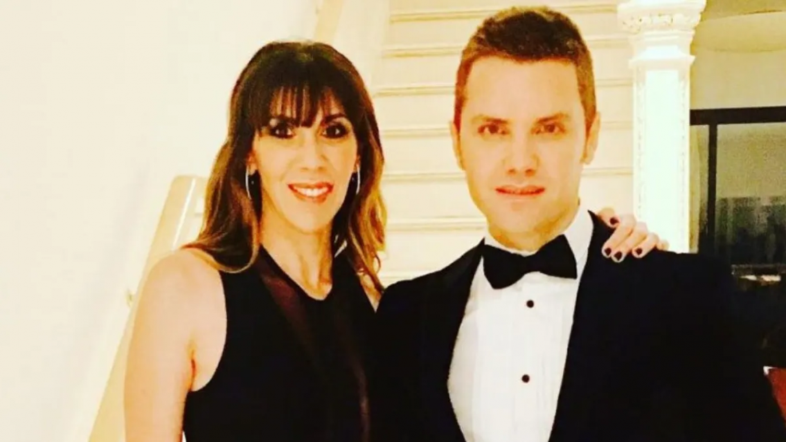 La confundieron con su madre pero es su pareja. Santiago del Moro se mostró con ella