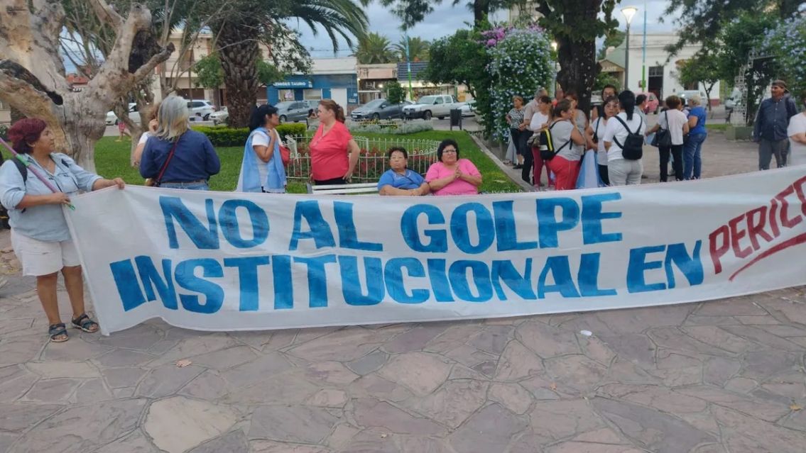 Periqueños convocaron a marchar por Demarco y contra el golpe, pero no fue nadie