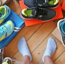 Venden zapatillas a $950 y en cuotas: dónde conseguirlas y hasta cuándo
