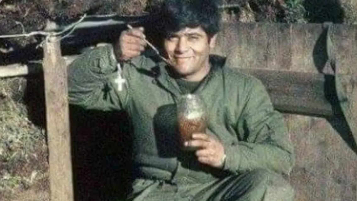 "¡Váyanse ustedes, que tienen hijos!": Oscar Poltronieri, el héroe que enfrentó a más de 600 ingleses en Malvinas