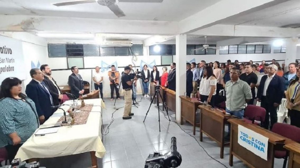 En plena asamblea legislativa, vecinos de Libertador echaron a Jayat a los gritos