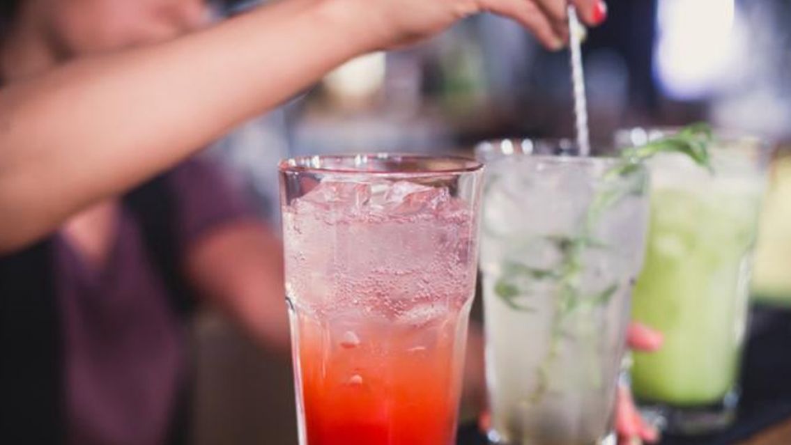 Una moza hizo algo asqueroso en el trago de un cliente y fue despedida: nadie lo pod�a creer