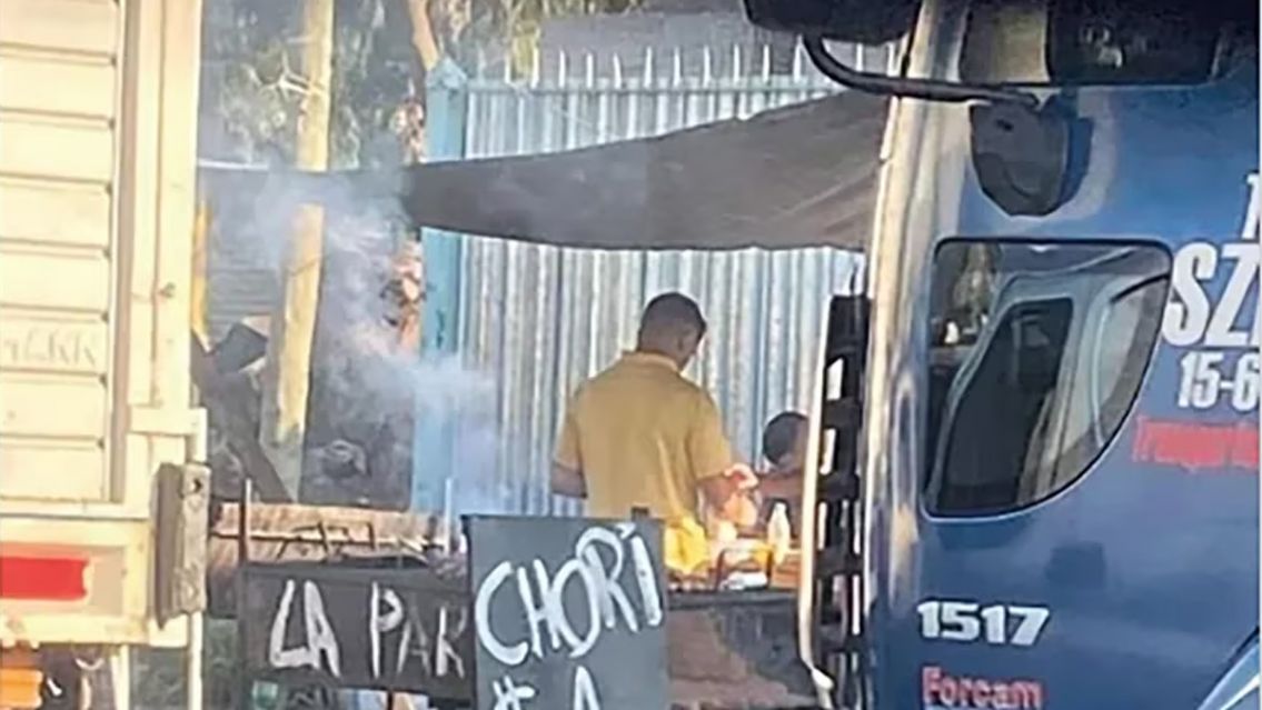 Una parrilla generó indignación por vender sus platos en dólares: "Antes estaba..."