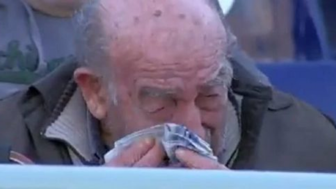 Abuelito olvidó su tarjeta en el cajero y la policía en vez de ayudarlo, le robó 380 mil pesos