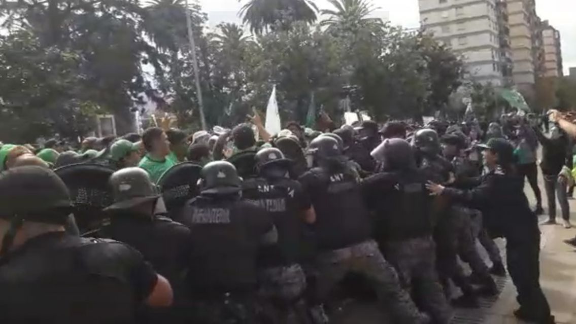 Estatales ped�an paritarias y la respuesta fue mandarles la Polic�a