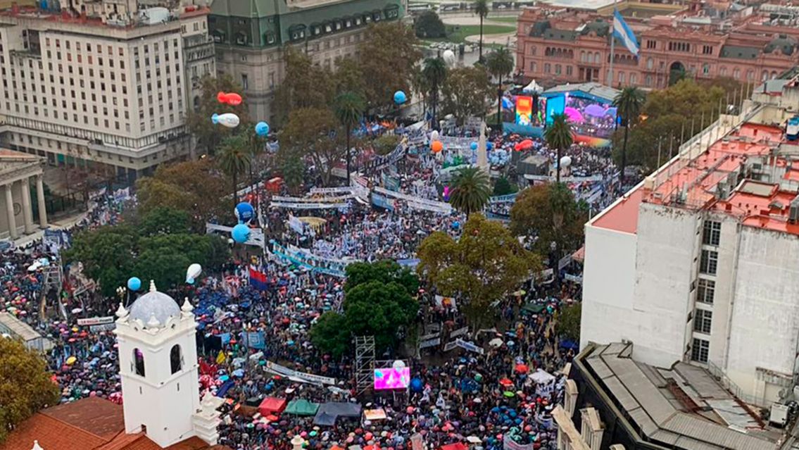 Militante K fue al acto en Plaza de Mayo y volvi� sin el celular: se lo robaron